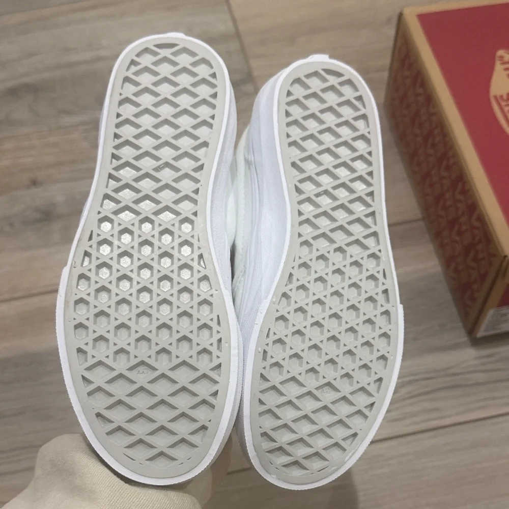 New in Box Kids Vans Classic White Canvas Slip-Ons - Picture 2 of 5
